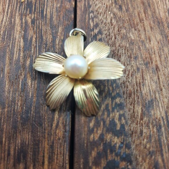 Gold toned blooming pearl flower pendant - Picture 1 of 2